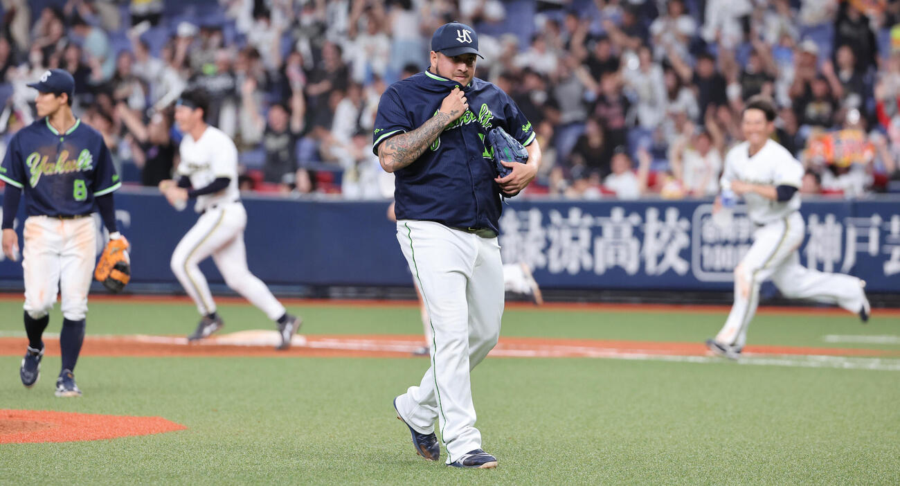 オリックス対ヤクルト　9回裏オリックス1死二、三塁、逆転サヨナラ打を許したホセ・キハダはガックリと引き揚げる（撮影・西尾就之）