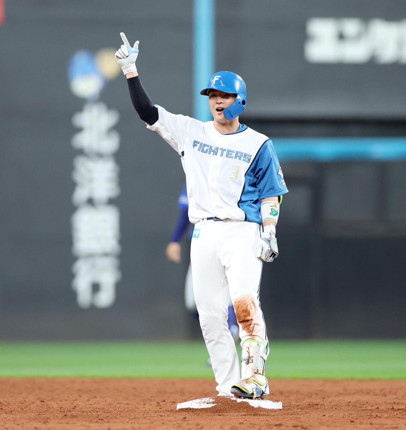 日本ハム対DeNA 3回裏日本ハム1死一、二塁、適時二塁打を放ちポーズをとる郡司裕也（撮影・黒川智章）
