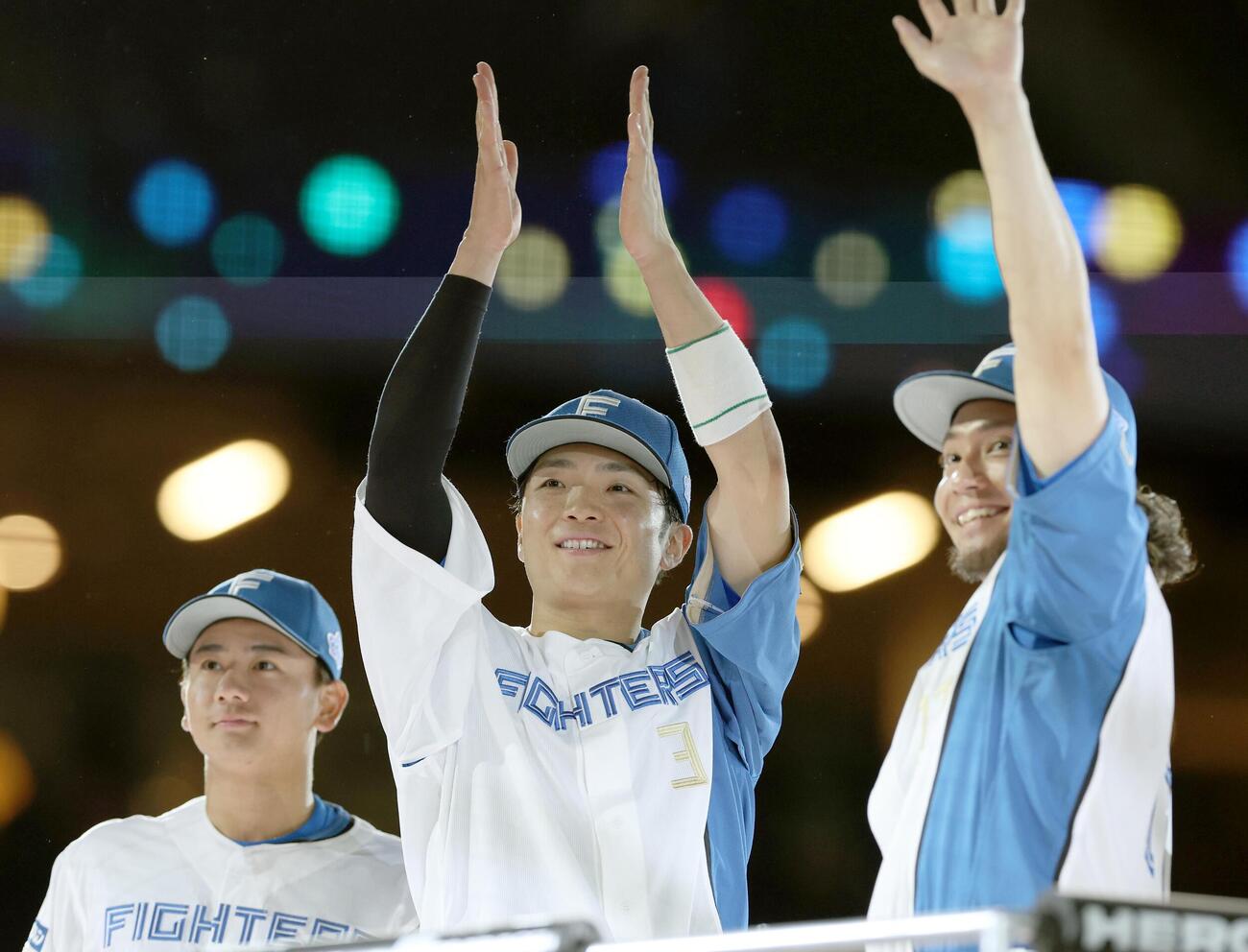 日本ハム対DeNA　試合後、スタンドに手を振る左から大塚瑠晏、郡司裕也、伊藤大海（撮影・黒川智章）