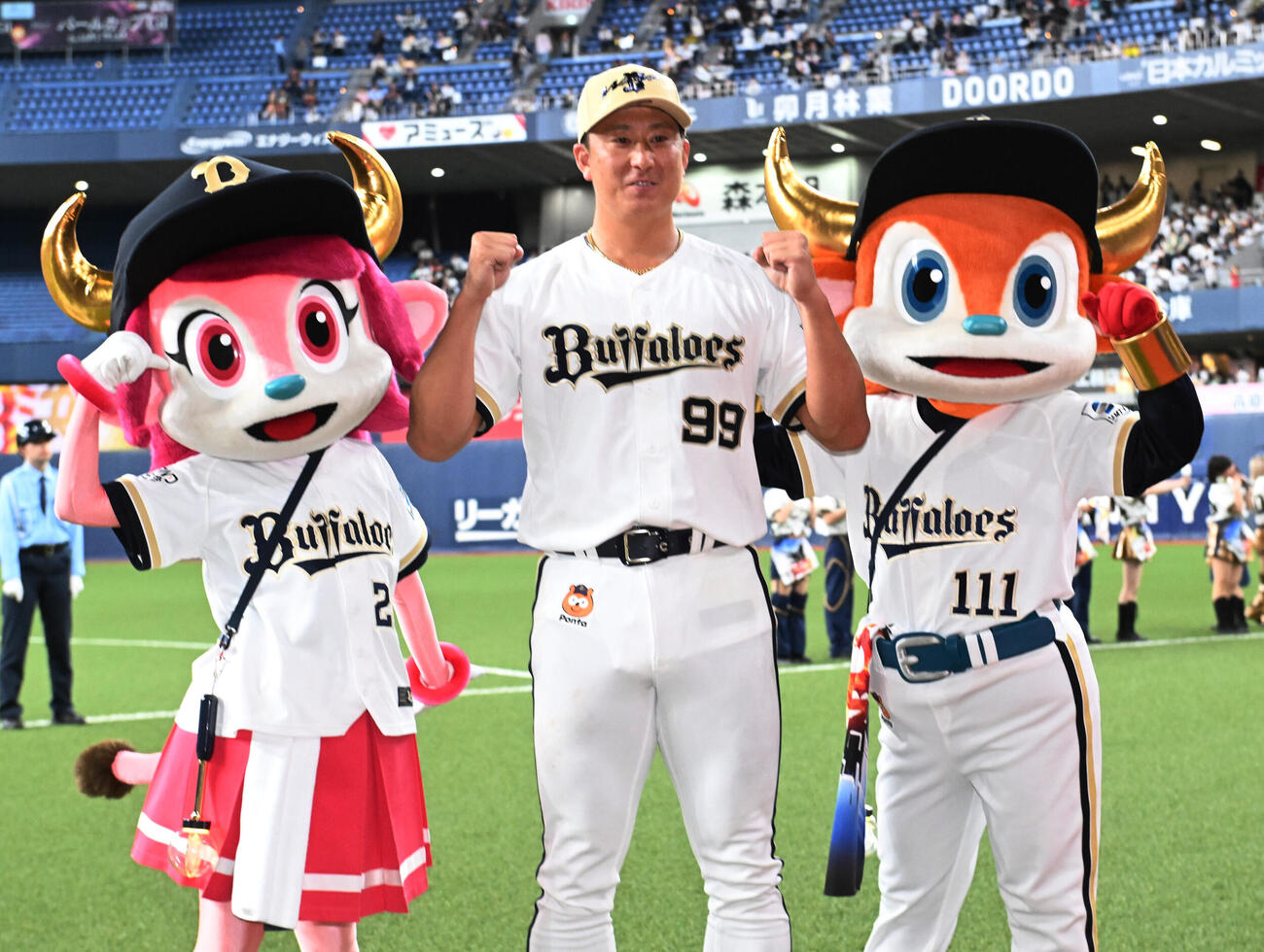 オリックス対ヤクルト　サヨナラ打を放った杉本裕太郎はガッツポーズ（撮影・和賀正仁）