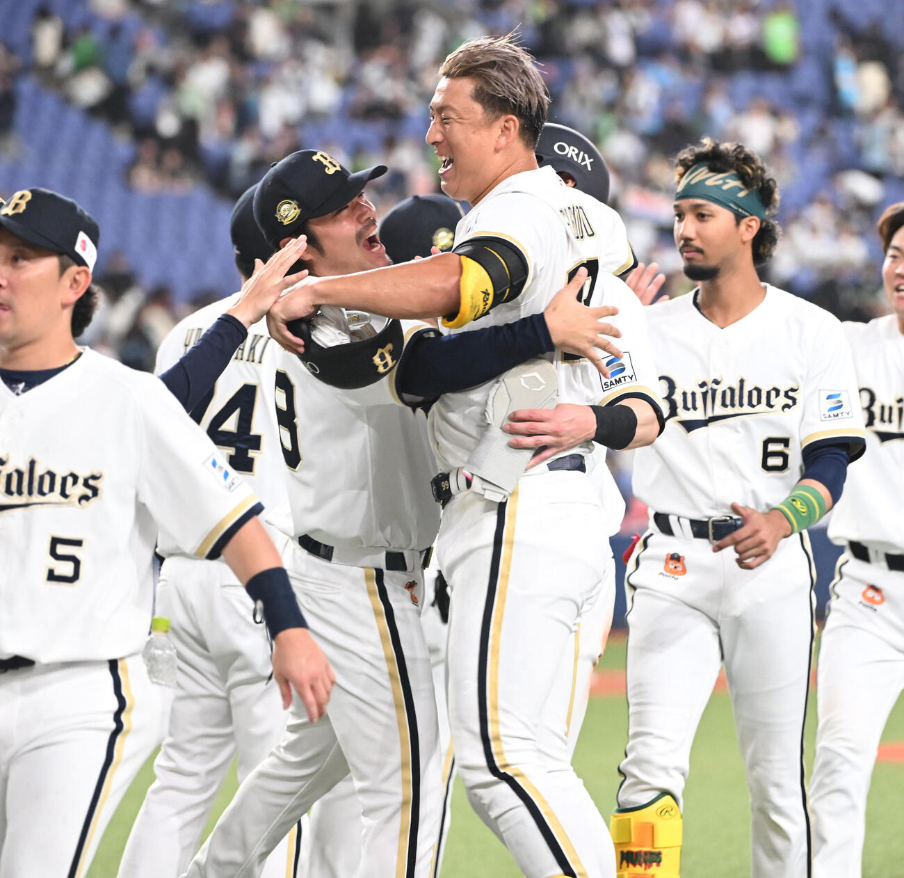 オリックス対ヤクルト　9回裏オリックス1死二、三塁、左越えにサヨナラの2点適時二塁打を放ち喜びを爆発させる杉本裕太郎（中央）（撮影・和賀正仁）