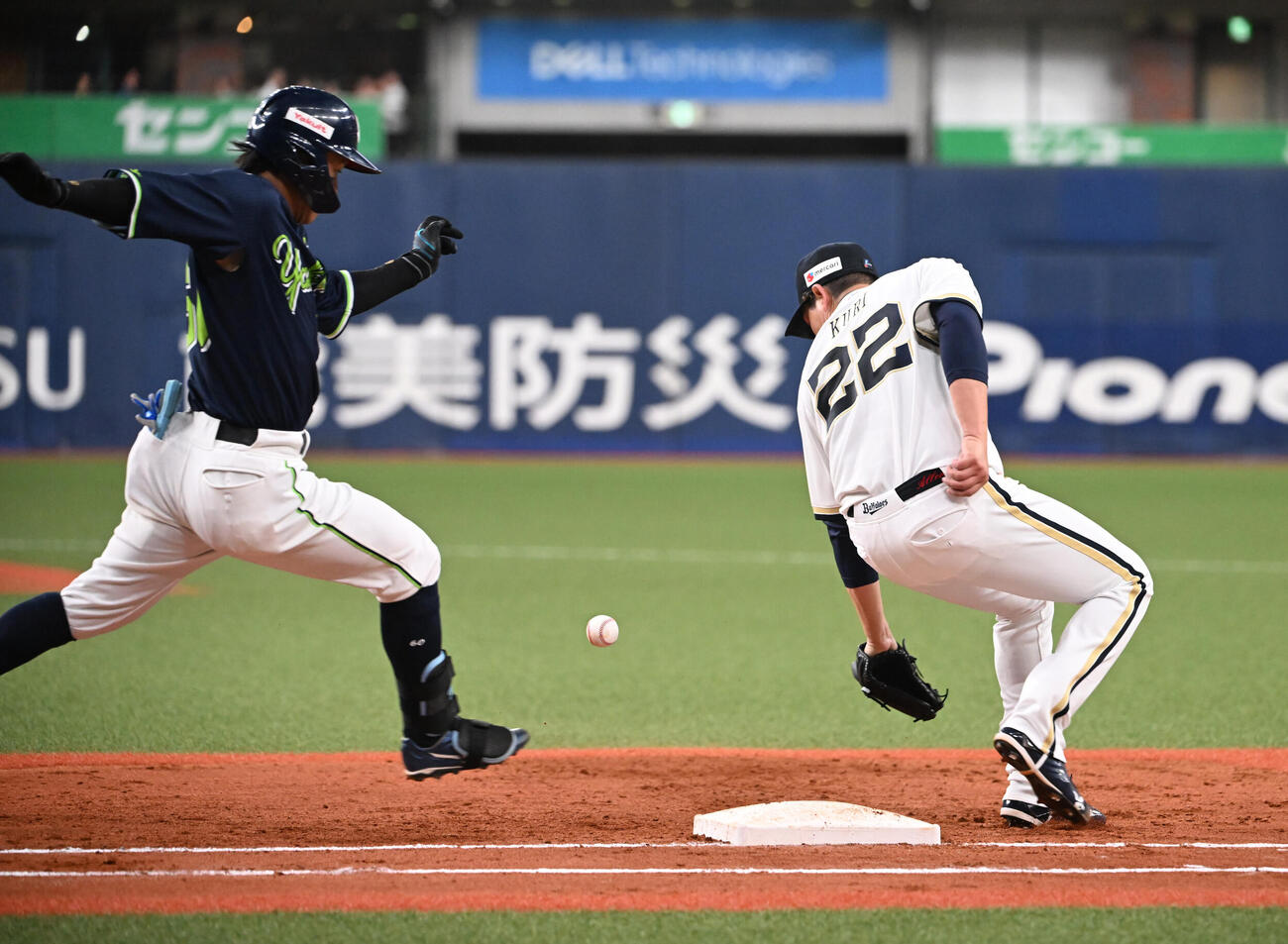オリックス対ヤクルト　5回表ヤクルト2死二塁、武岡龍世の一ゴロでベースカバーに入った九里亜蓮が落球する（撮影・和賀正仁）