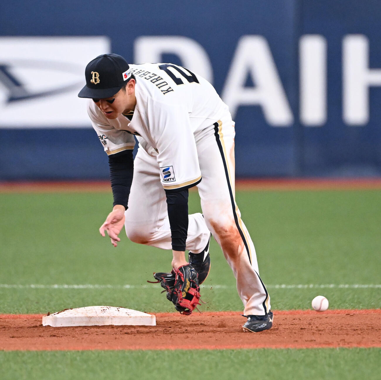 オリックス対ヤクルト　6回表ヤクルト1死二塁、塩見の遊ゴロを後逸する紅林弘太郎（撮影・和賀正仁）
