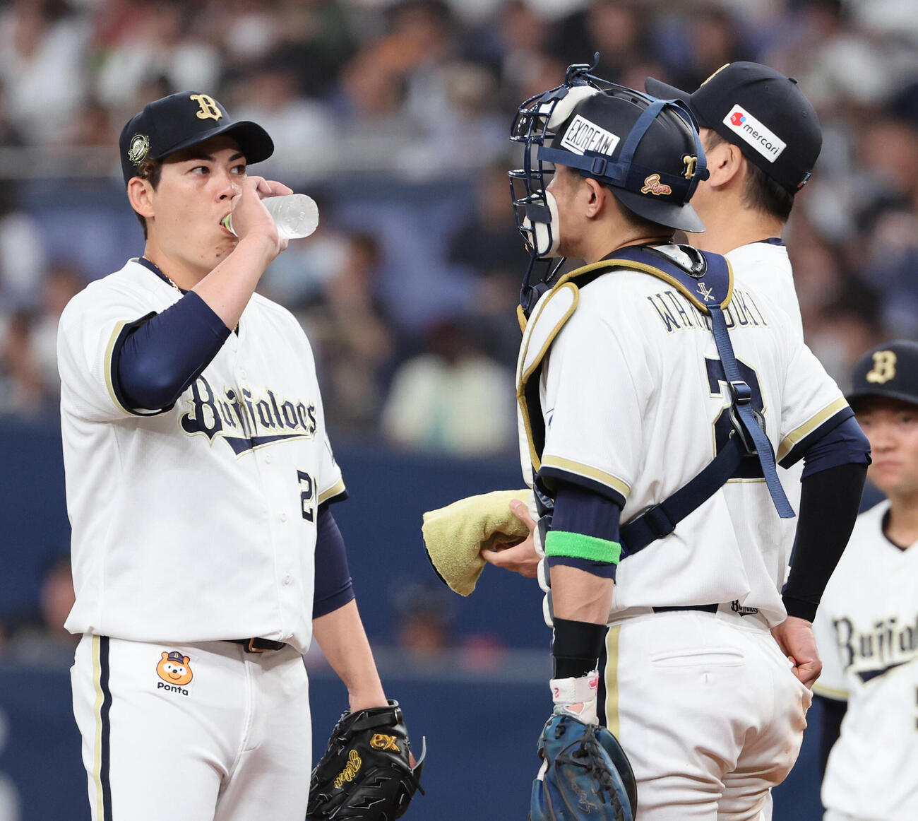 オリックス対ヤクルト　6回表ヤクルト1死一、二塁、九里亜蓮は同点に追いつかれマウンドで給水を受ける（撮影・西尾就之）