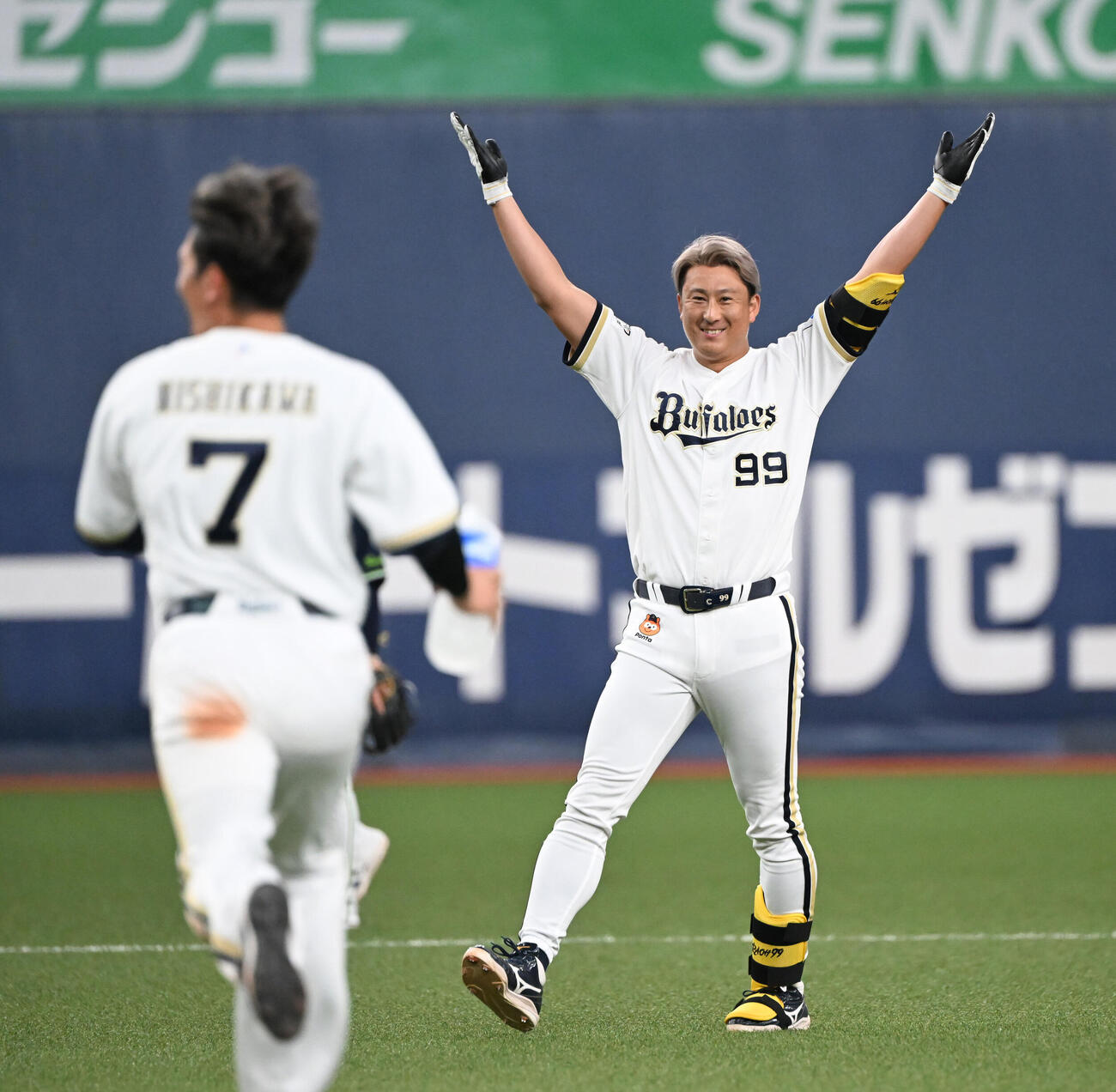 オリックス対ヤクルト　9回裏オリックス1死二、三塁、左越えにサヨナラ適時二塁打を放った杉本裕太郎はバンザイ（撮影・和賀正仁）