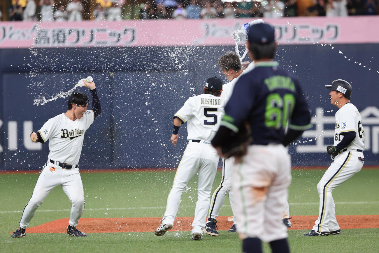 オリックス対ヤクルト　9回裏オリックス1死二、三塁、逆転サヨナラ打を放った杉本裕太郎は手荒い祝福を受ける（撮影・西尾就之）