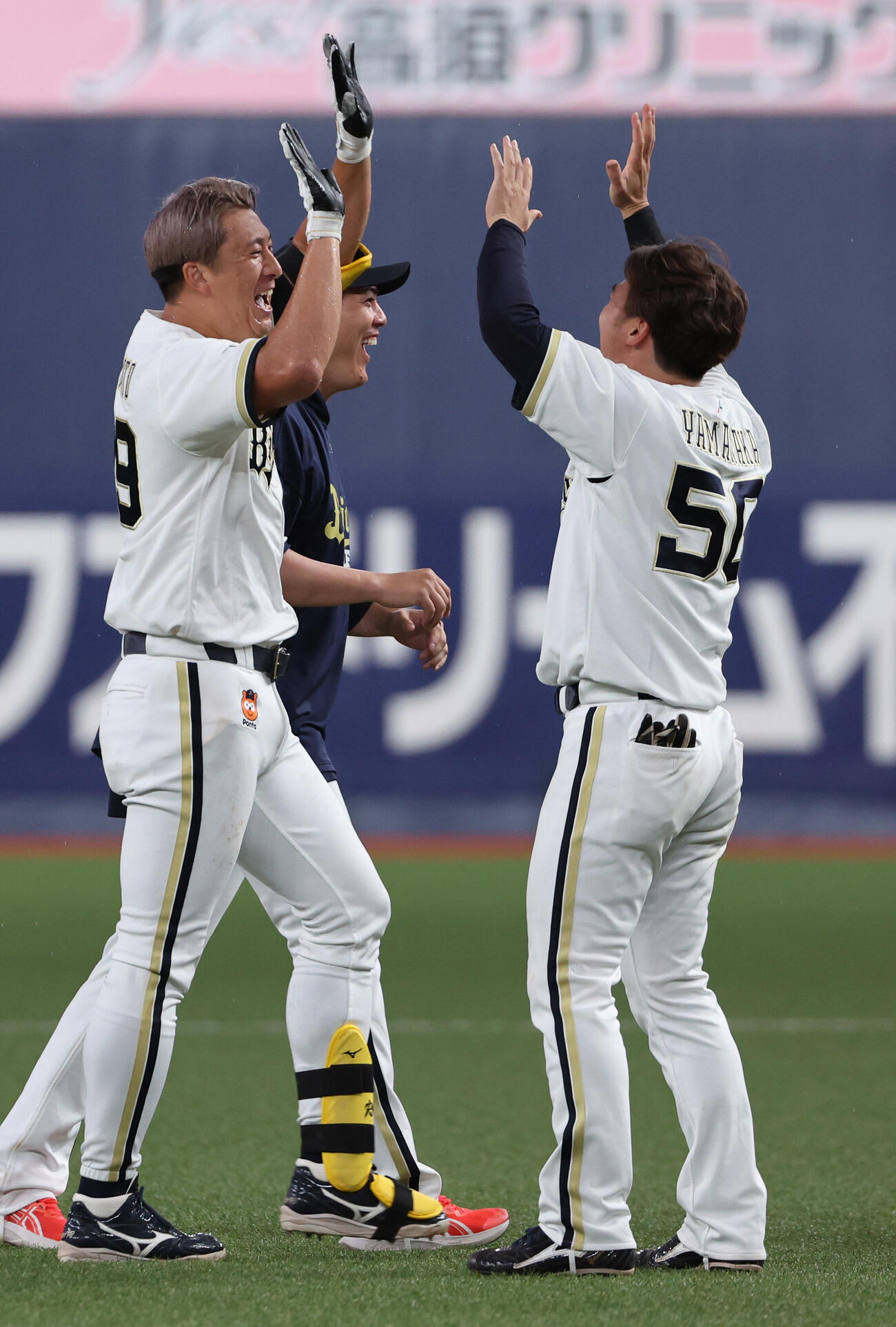 オリックス対ヤクルト　9回裏オリックス1死二、三塁、逆転サヨナラ打を放った杉本裕太郎は山中稜真とハイタッチ（撮影・西尾就之）