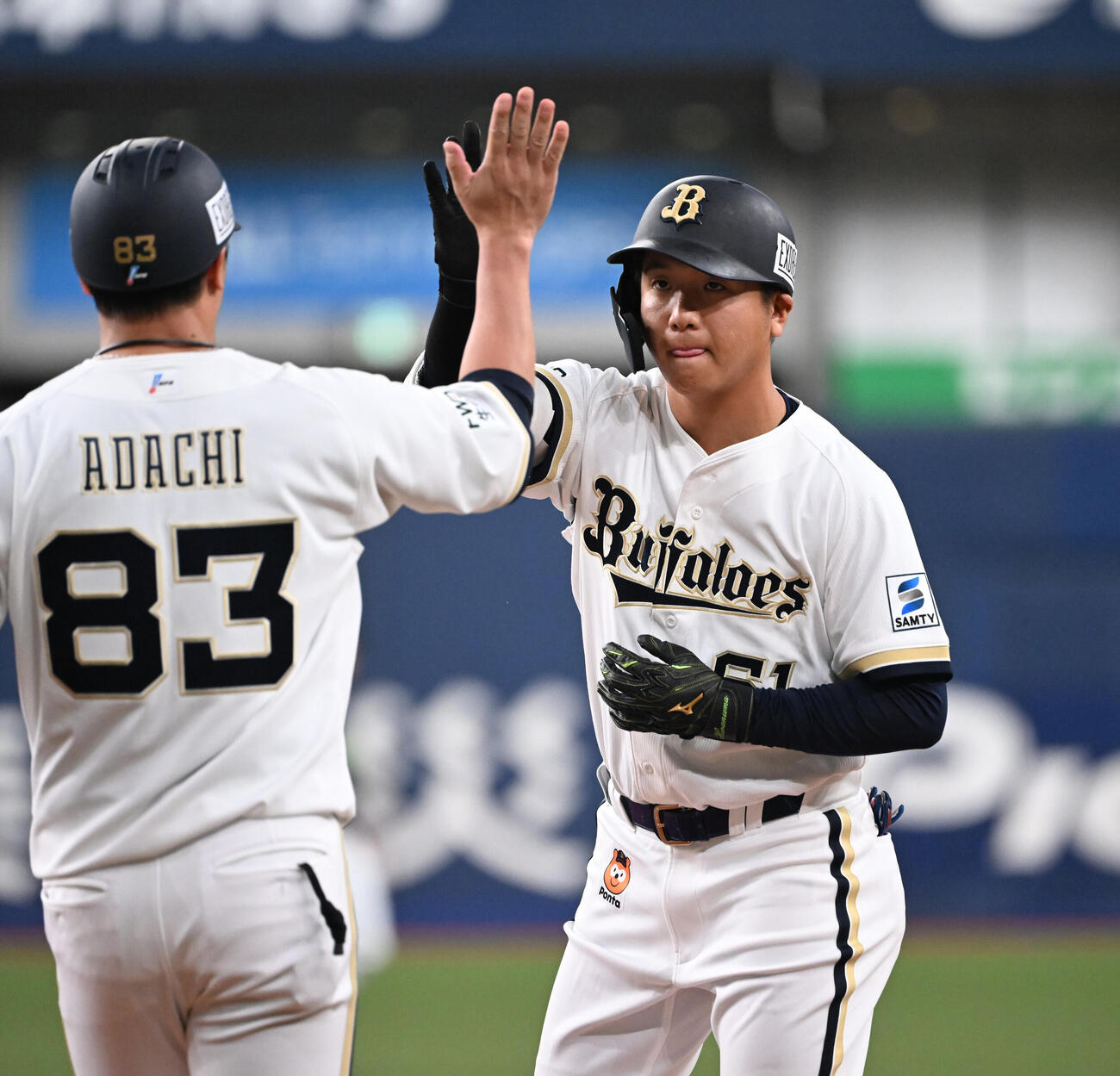オリックス対ヤクルト　2回裏オリックス1死一、二塁、中前適時打を放った平沼翔太は安達了一コーチとタッチする（撮影・和賀正仁）