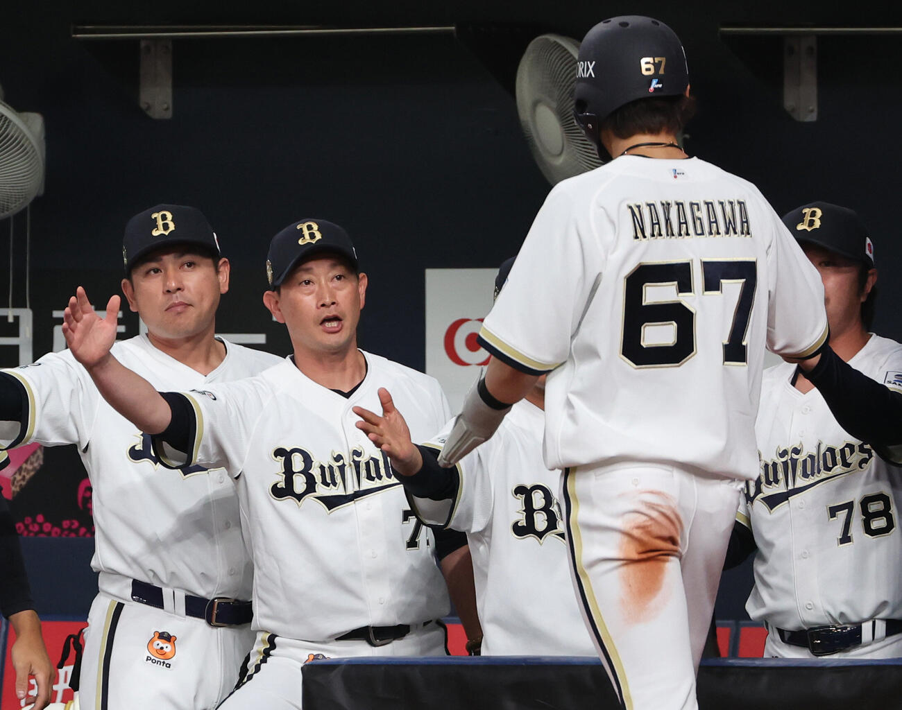 オリックス対ヤクルト　2回裏オリックス1死一、二塁、オリックス岸田護監督は平沼の適時打で先制のホームを踏んだ中川圭太をベンチで迎える（撮影・西尾就之）