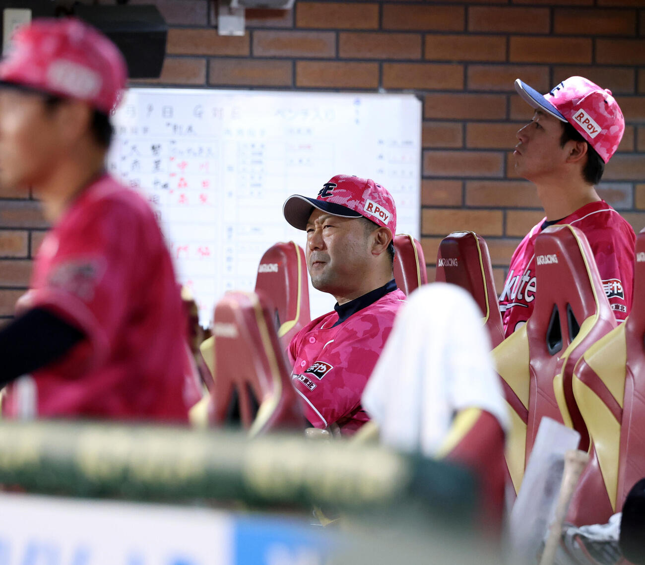 厳しい表情の三木肇監督（撮影・浅見桂子）