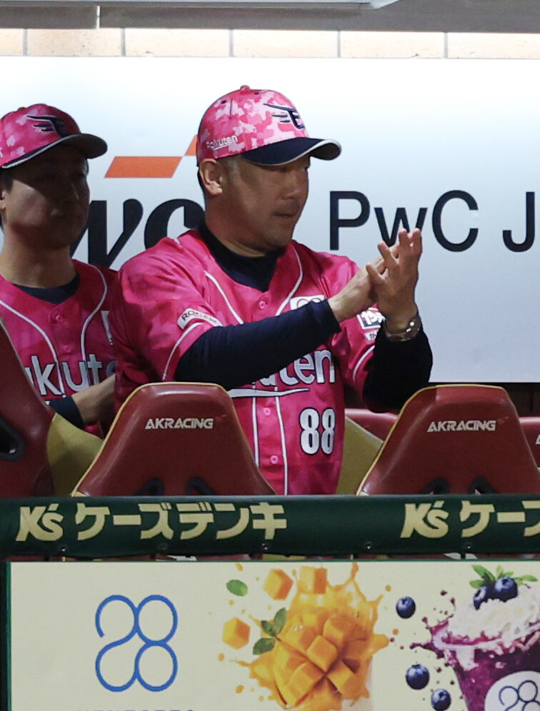 楽天対巨人　5回裏楽天2死二、三塁、辰己涼介の二塁打に拍手を送る楽天三木肇監督（撮影・増田悦実）＝2026年6月9日