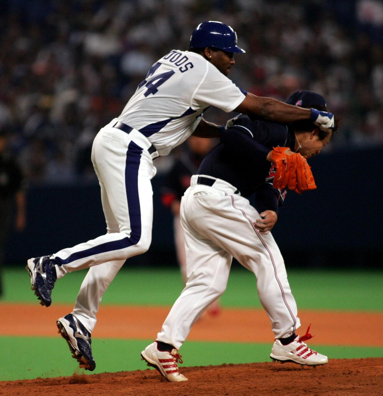 藤井秀悟（右）を殴るタイロン・ウッズ（2005年5月5日）