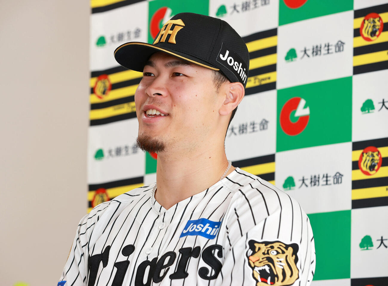 5月度「大樹生命月間MVP賞」を受賞し喜びを語る阪神佐藤輝明（撮影・上山淳一）