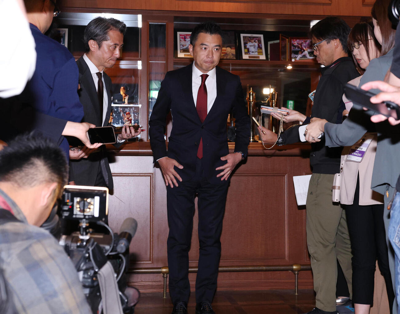 楽天三木肇監督休養について囲み会見する森井誠之球団社長（中央）（撮影・浅見桂子）