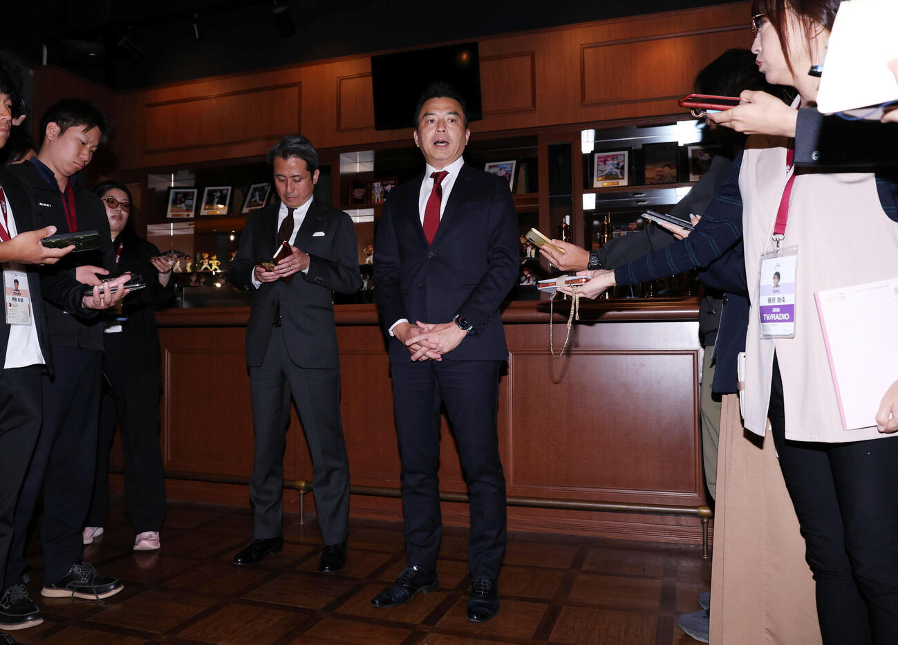 楽天三木肇監督休養について囲み会見する森井誠之球団社長（中央）（撮影・浅見桂子）