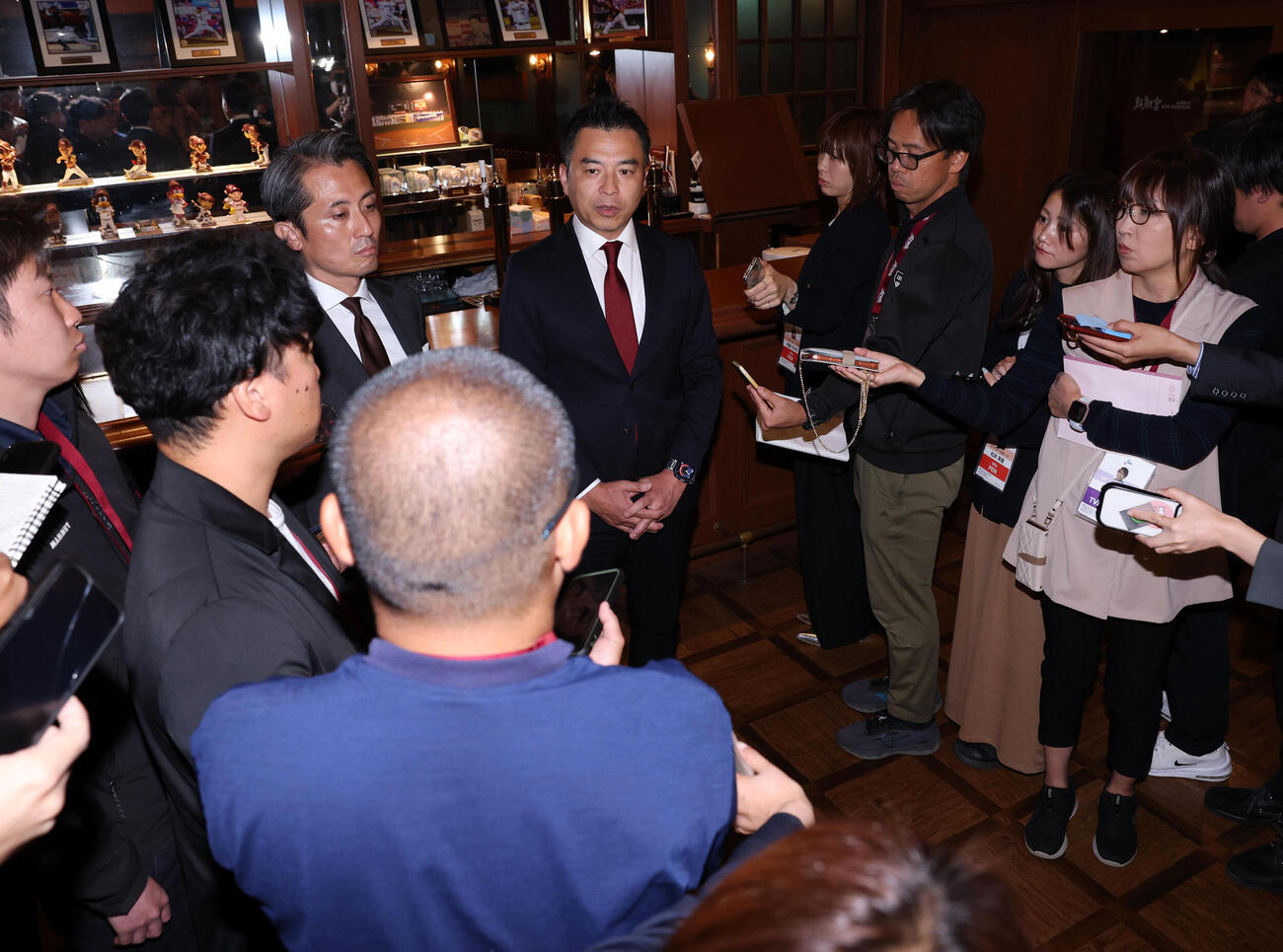 楽天三木肇監督休養について囲み会見する森井誠之球団社長（中央）（撮影・浅見桂子）