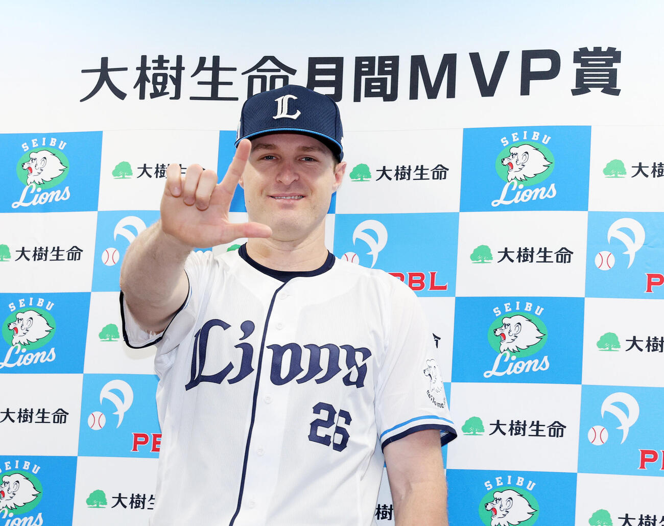 大樹生命月間MVP賞を受賞した西武ネビン（撮影・鈴木正人）