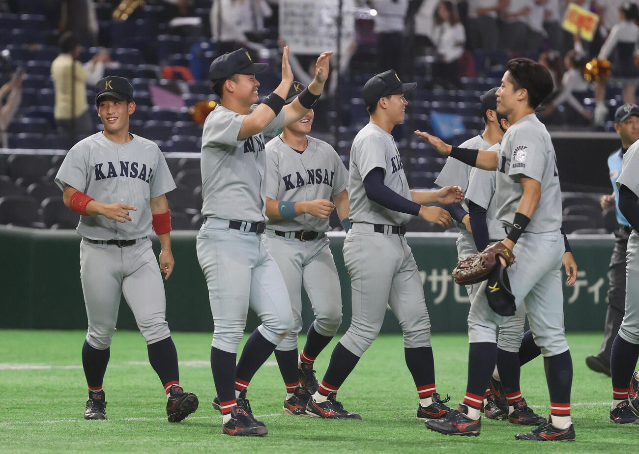 北九州市立大対関大　勝利し喜び合う関大ナイン（撮影・柴田隆二）