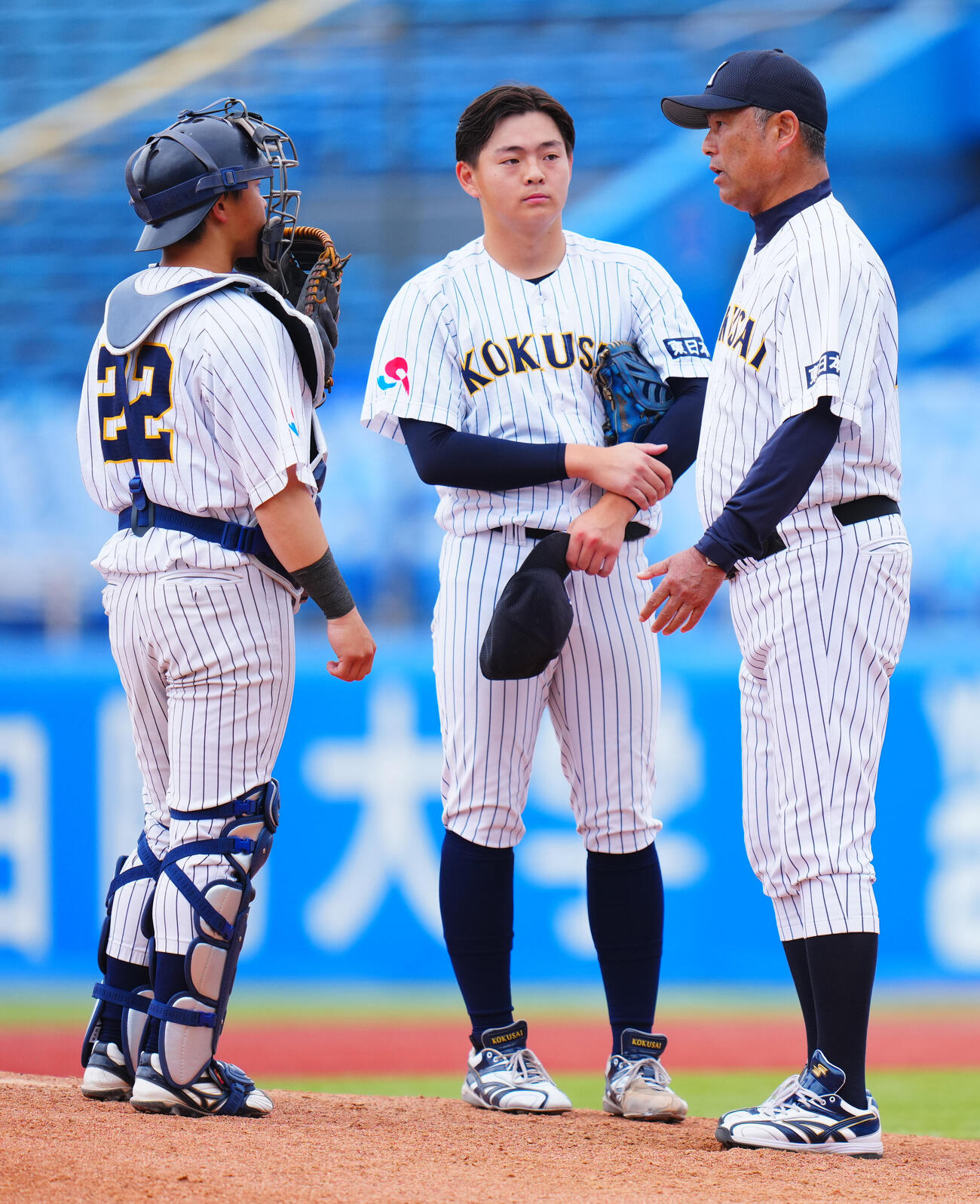 全日本大学野球選手権　2回戦　大商大対東日本国際大　3回表大商大2死一、二塁、マウンドの岡本琉奨（中央）に声をかける藤木豊監督（右）（撮影・垰建太）