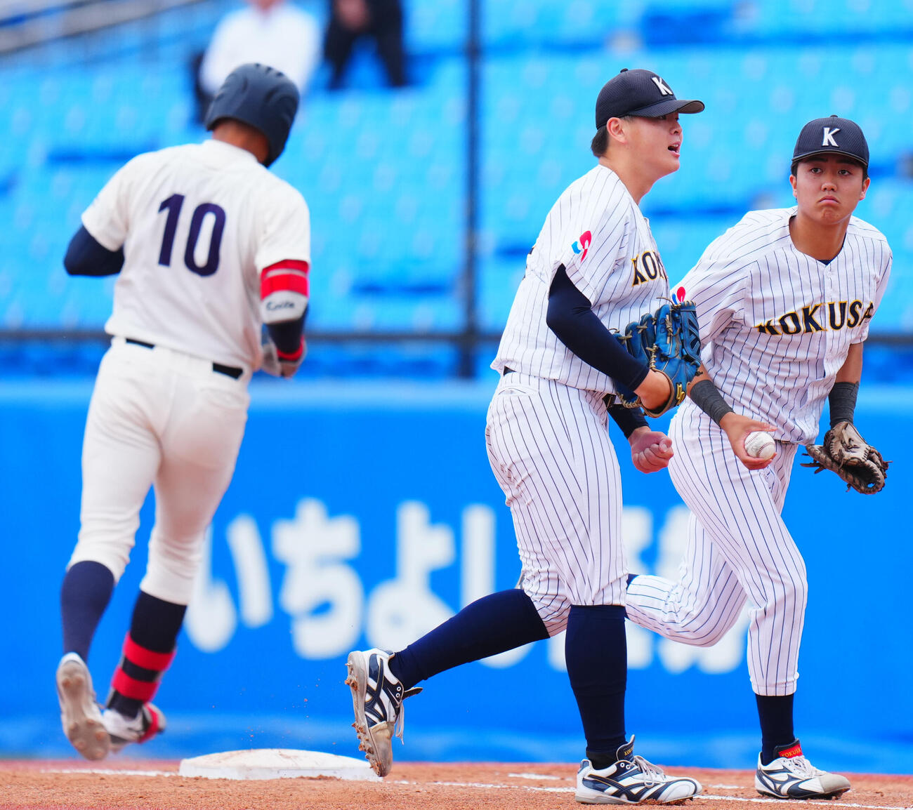 全日本大学野球選手権　2回戦　大商大対東日本国際大　3回表大商大2死一、二塁、真鍋慧（左）を一ゴロに仕留めガッツポーズする岡本琉奨（中央）（撮影・垰建太）