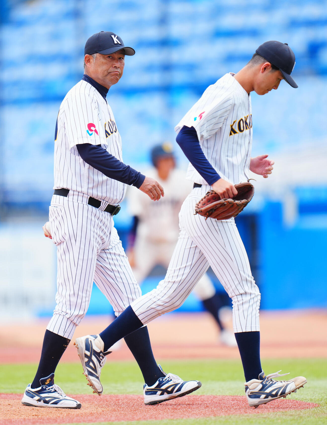 全日本大学野球選手権　2回戦　大商大対東日本国際大　6回表大商大1死満塁、菊池統磨（右）の降板を告げる藤木豊監督（撮影・垰建太）＝2026年6月10日