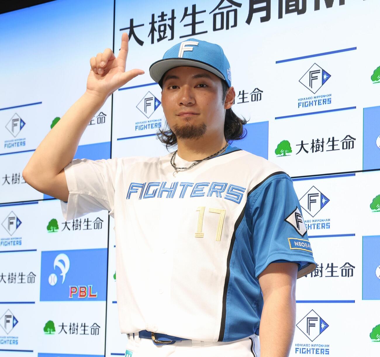 月間MVPを受賞しポーズをとる伊藤大海（撮影・黒川智章）