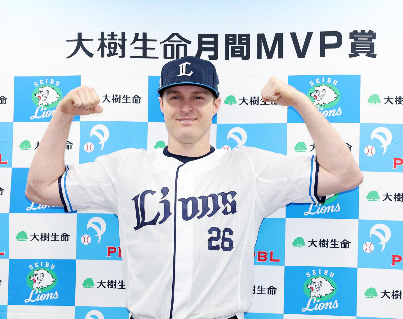 大樹生命月間MVP賞を受賞した西武ネビン（撮影・鈴木正人）