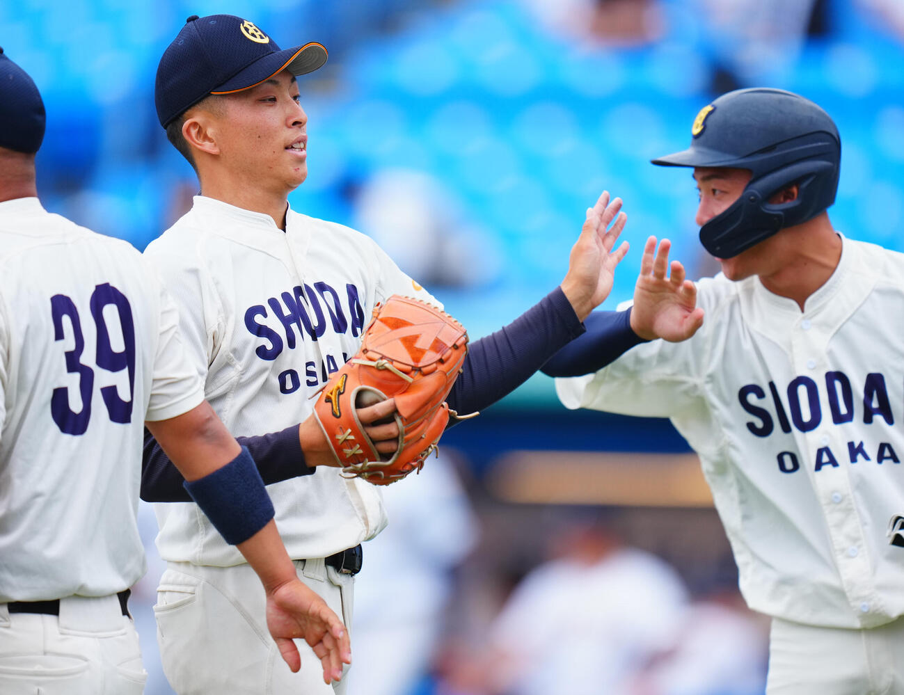 全日本大学野球選手権　2回戦　大商大対東日本国際大　2回裏東日本国際大の攻撃を無失点に抑えタッチを交わす大商大先発の星野世那（中央）（撮影・垰建太）