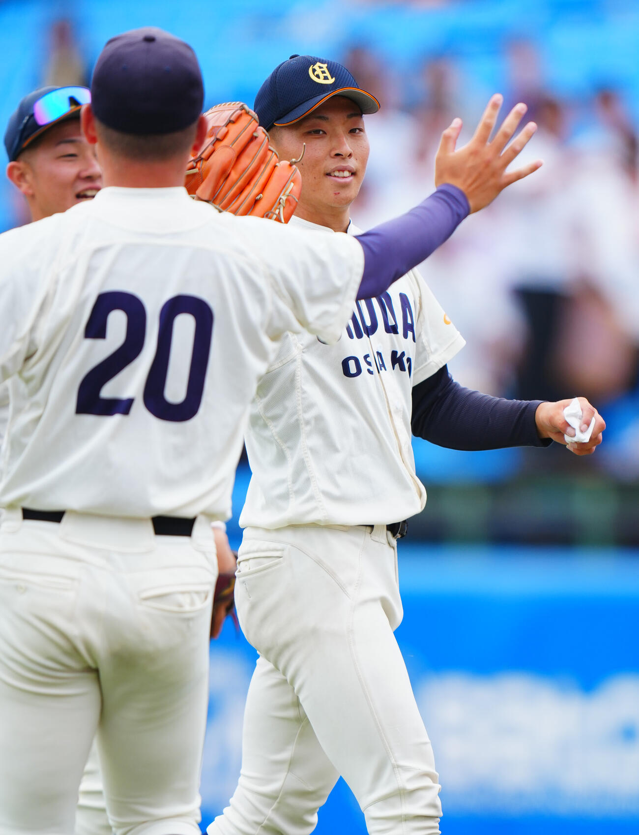 全日本大学野球選手権　2回戦　大商大対東日本国際大　東日本国際大に勝利し笑顔でナインとタッチを交わす大商大・星野世那（撮影・垰建太）