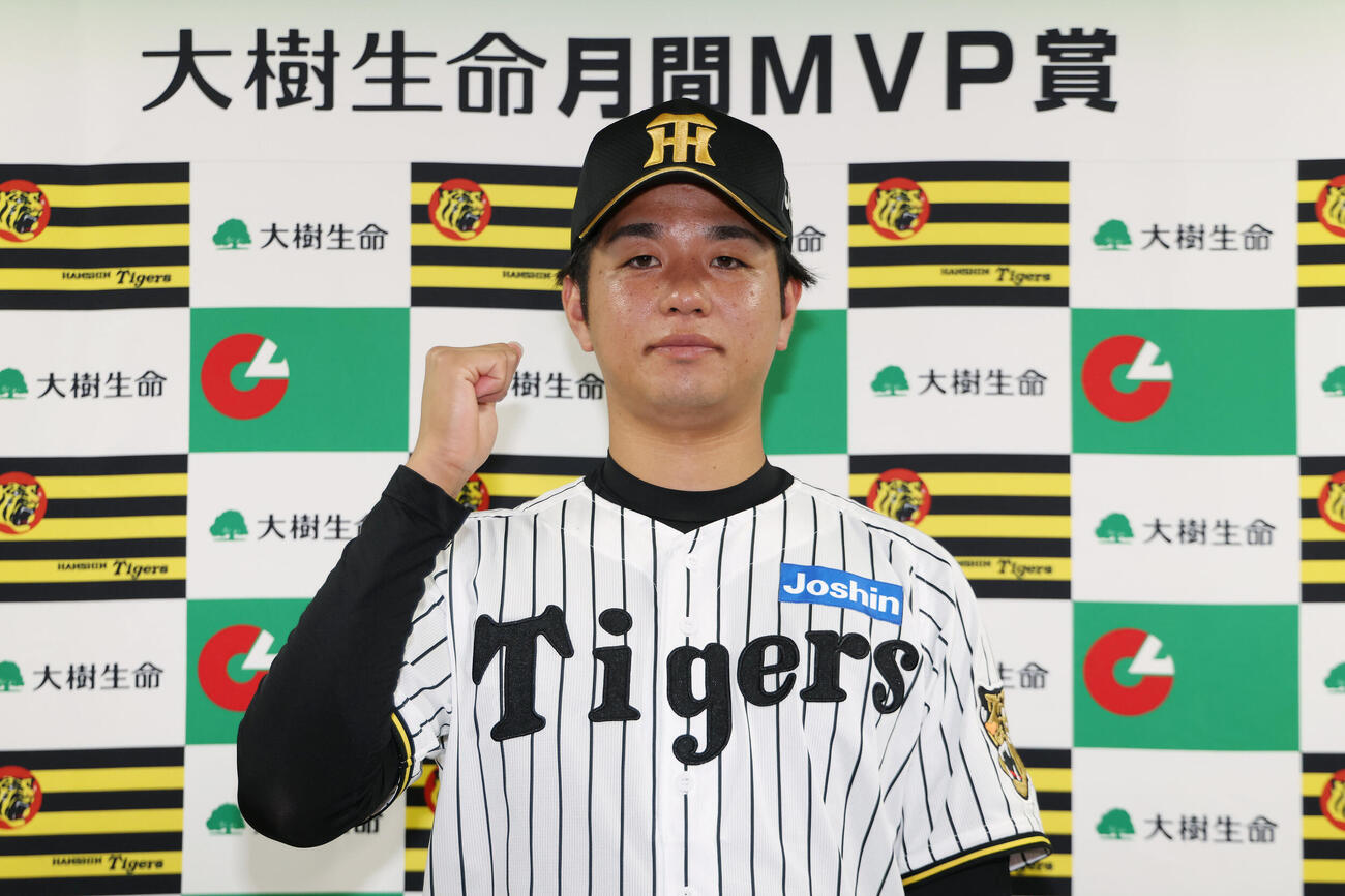 5月度「大樹生命月刊MVP賞」を受賞した阪神高橋遥人（撮影・前田充）