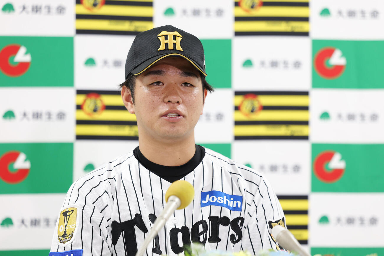 5月度「大樹生命月間MVP賞」を受賞した阪神高橋遥人（撮影・前田充）