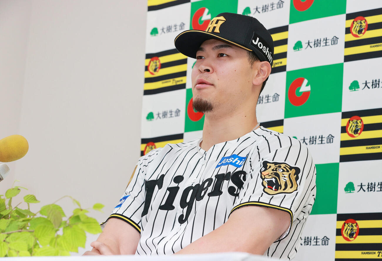 5月度「大樹生命月間MVP賞」を受賞し喜びを語る阪神佐藤輝明（撮影・上山淳一）