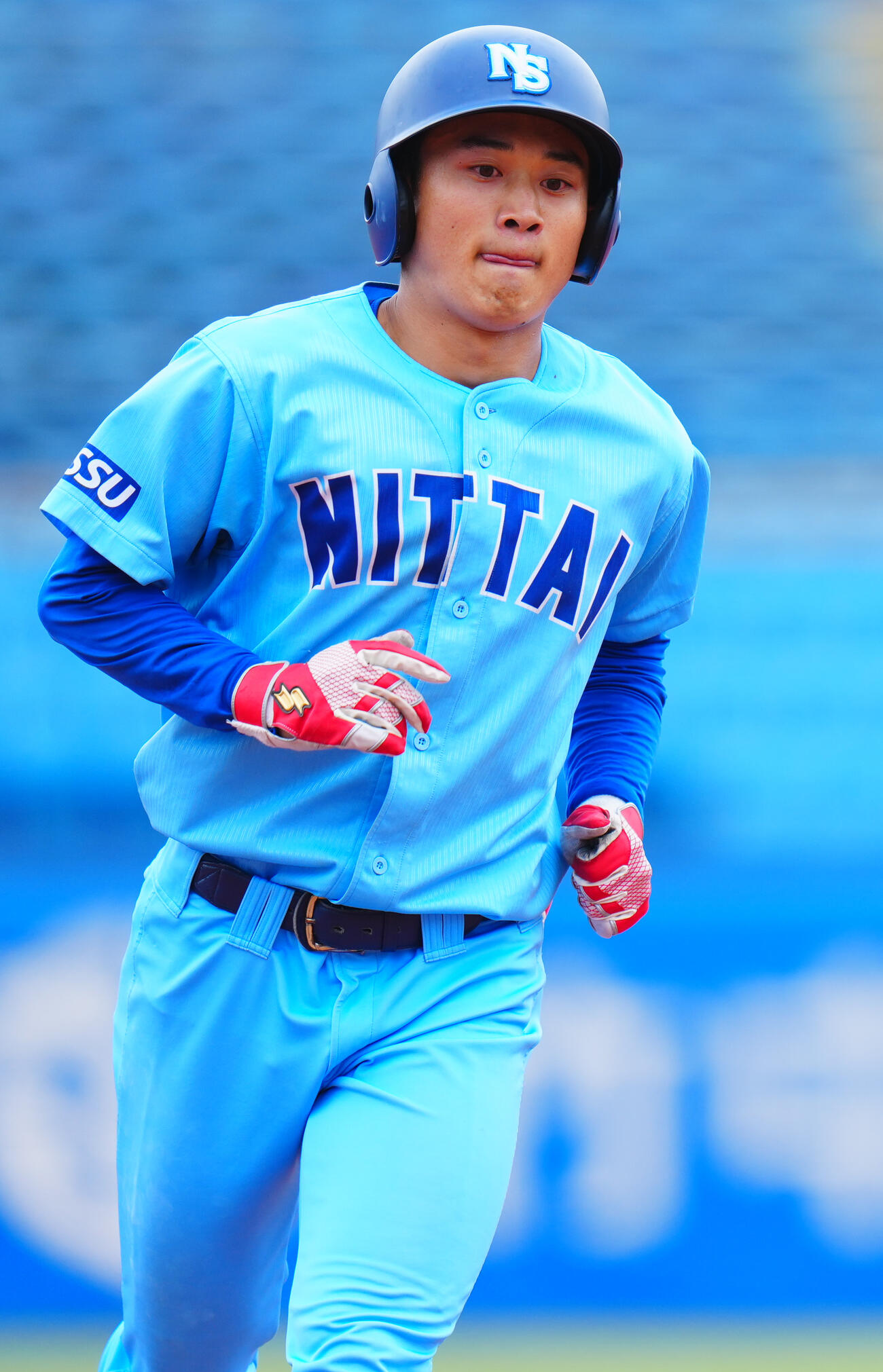 全日本大学野球選手権　2回戦　日体大対周南公立大　2回表日体大2死二塁、右越え先制2点本塁打を放つ藤巻一洸（撮影・垰建太）