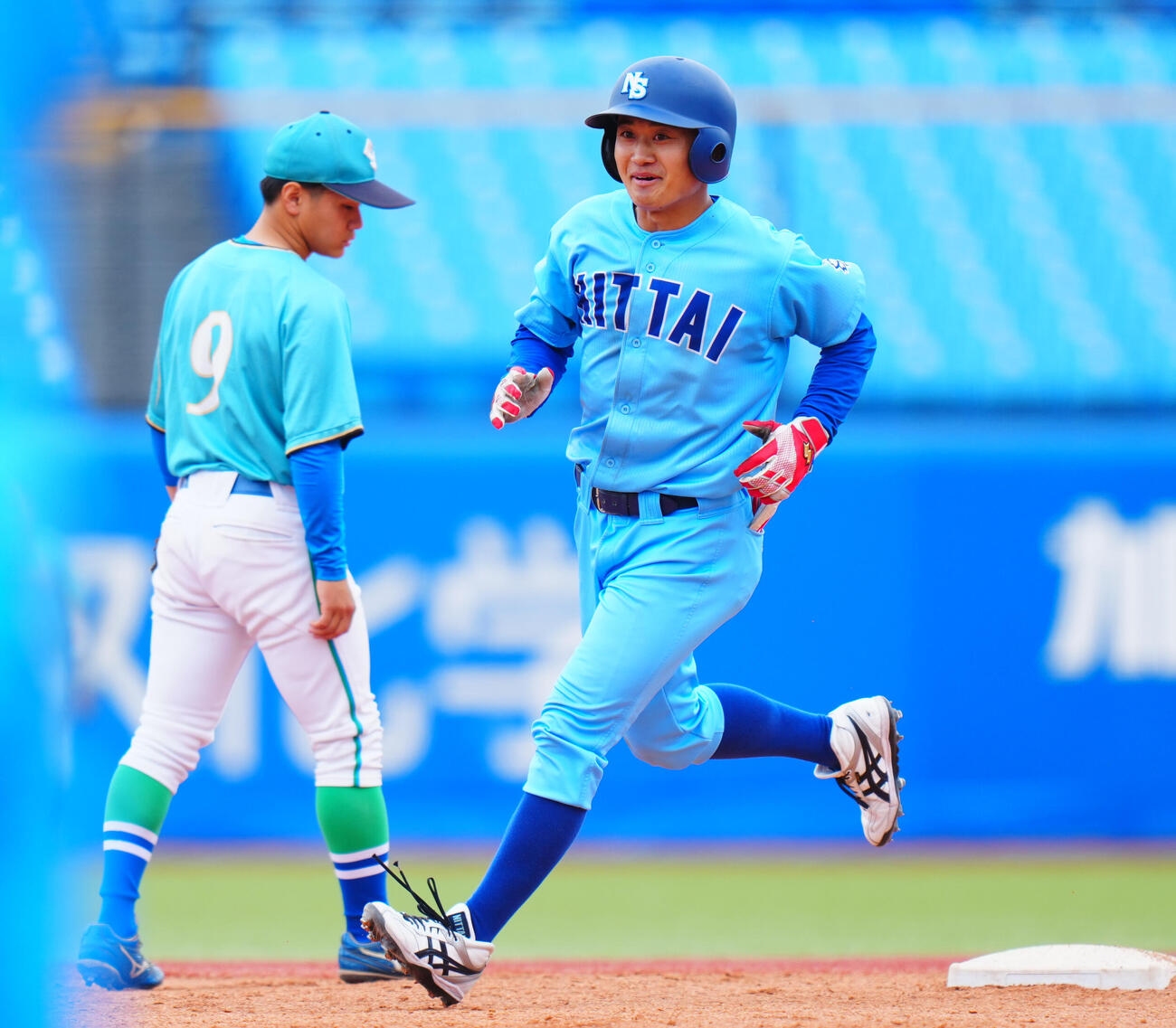 全日本大学野球選手権　2回戦　日体大対周南公立大　5回表日体大無死二塁、2打席連発となる2点本塁打を放ち笑顔を見せる藤巻一洸（撮影・垰建太）