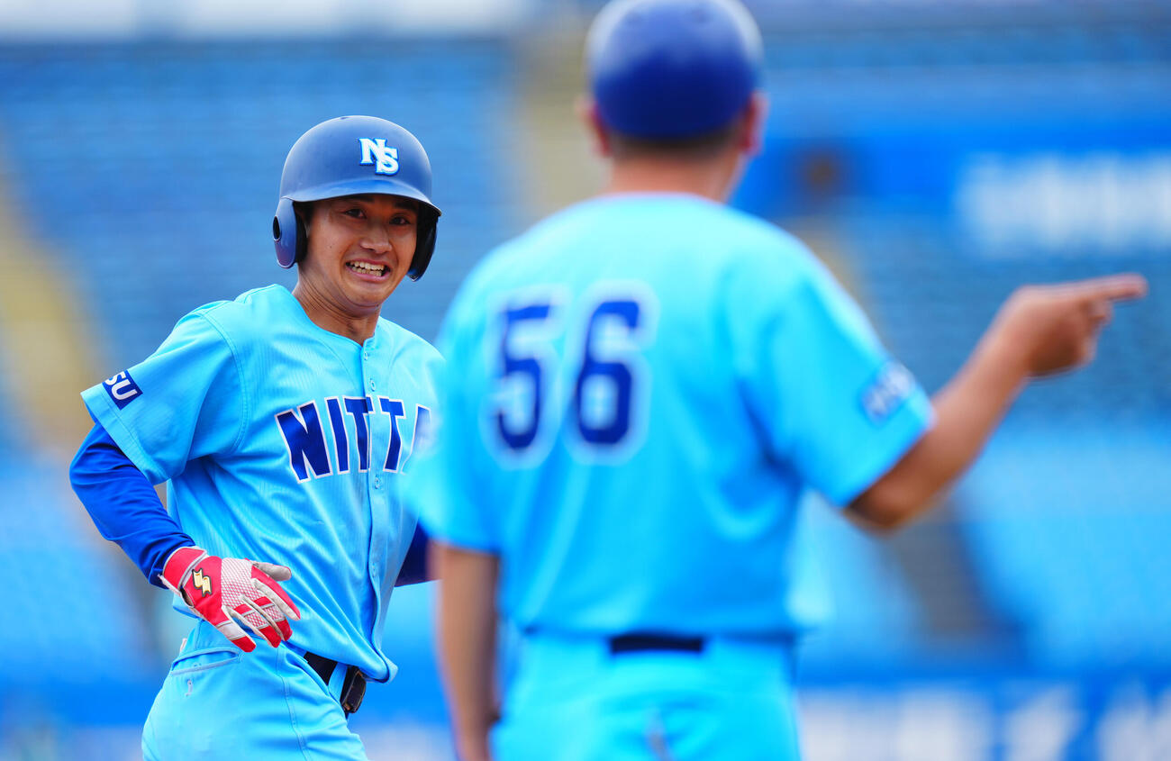 全日本大学野球選手権　2回戦　日体大対周南公立大　5回表日体大無死二塁、2打席連発となる2点本塁打を放ち笑顔を見せる藤巻一洸（撮影・垰建太）