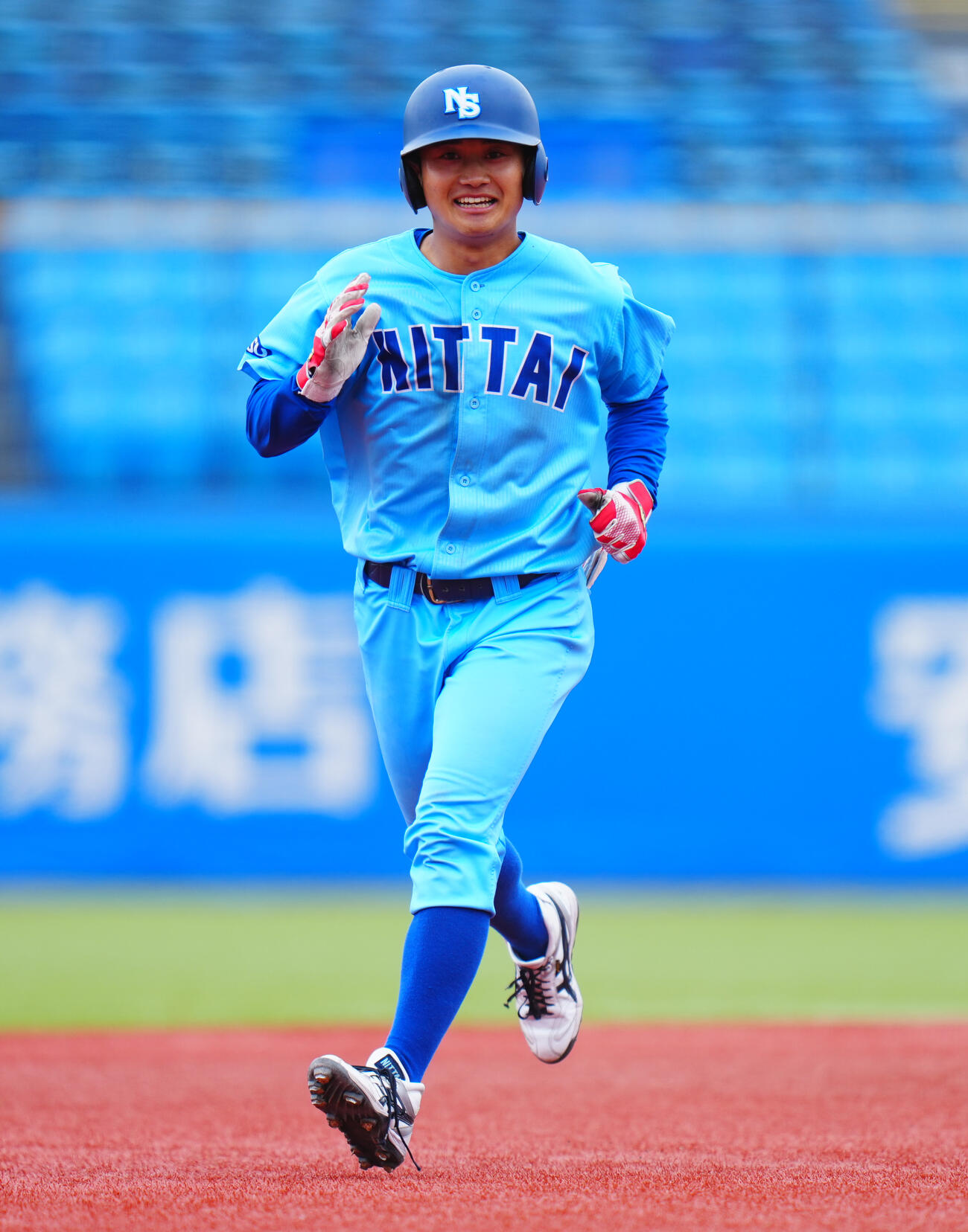 全日本大学野球選手権　2回戦　日体大対周南公立大　5回表日体大無死二塁、2打席連発となる2点本塁打を放ち笑顔を見せる藤巻一洸（撮影・垰建太）