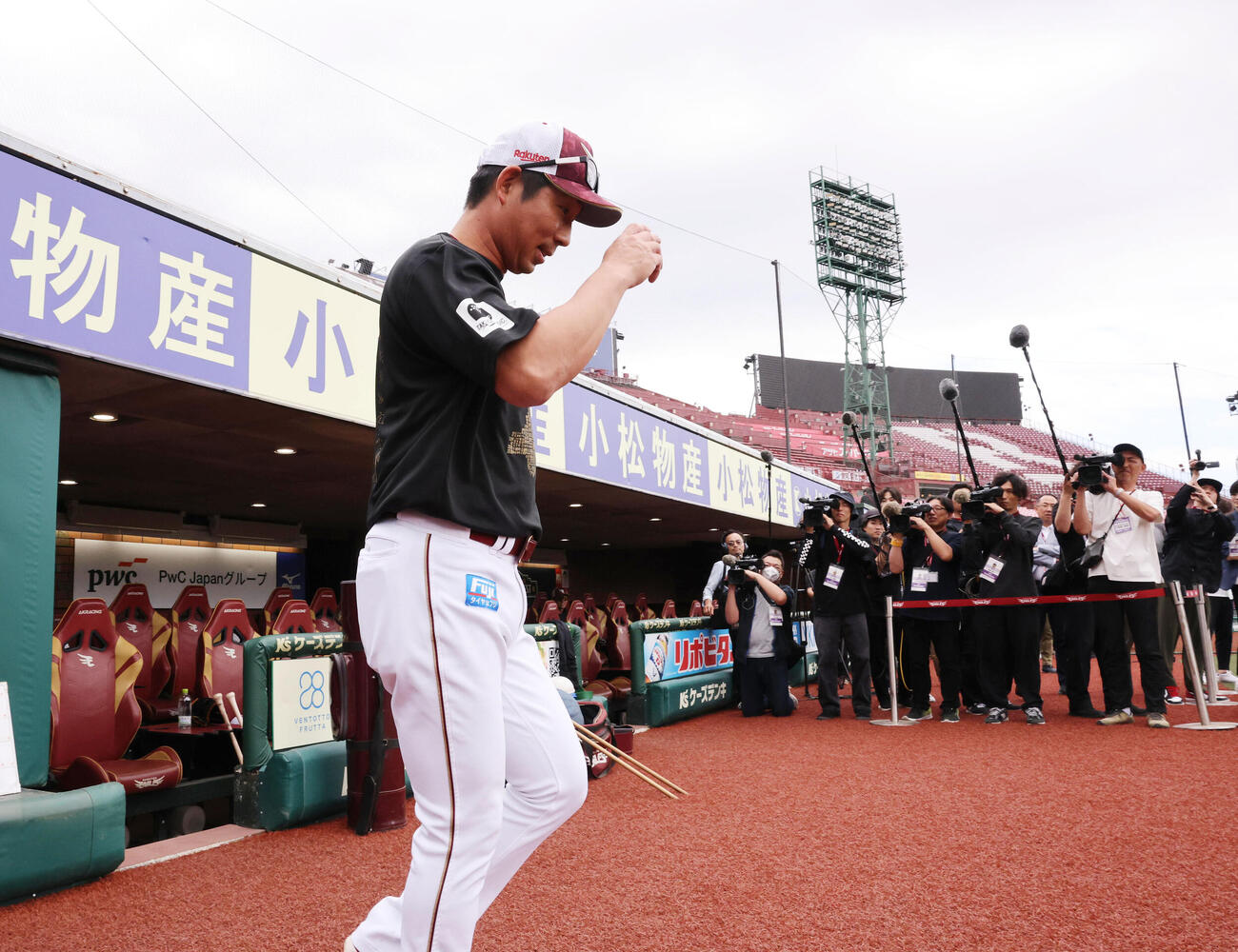 楽天対巨人　グラウンドに出る楽天塩川達也監督代行（撮影・浅見桂子）