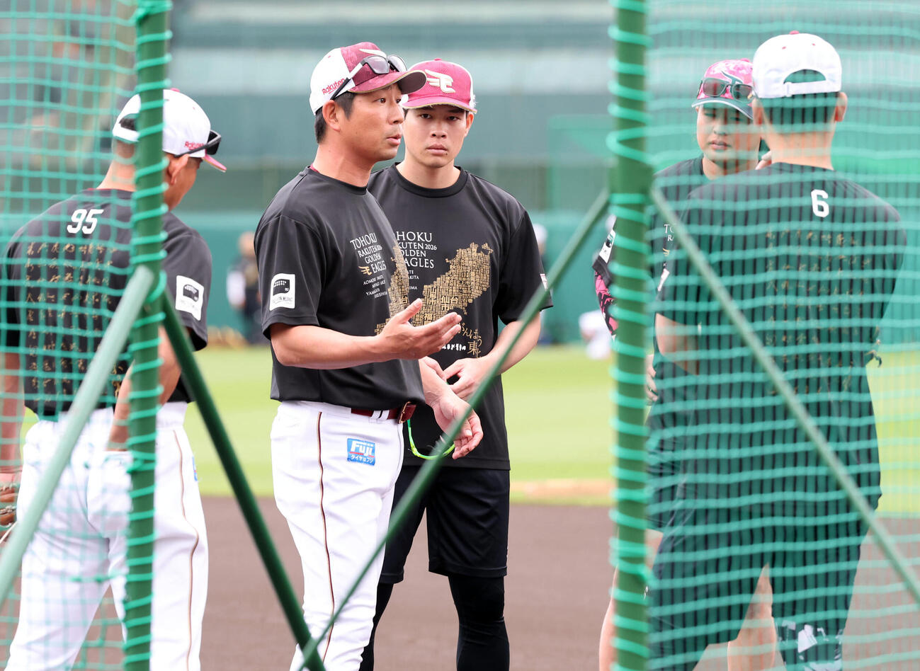 楽天対巨人　野手陣に話をする楽天塩川達也監督代行（撮影・浅見桂子）