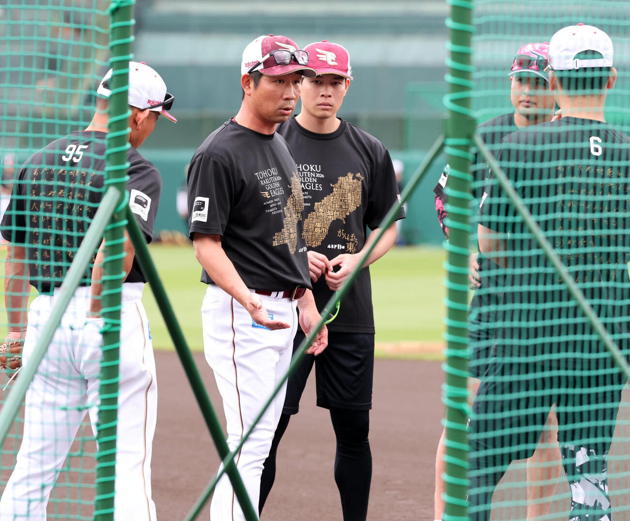 楽天対巨人　野手陣に話をする楽天塩川達也監督代行（撮影・浅見桂子）
