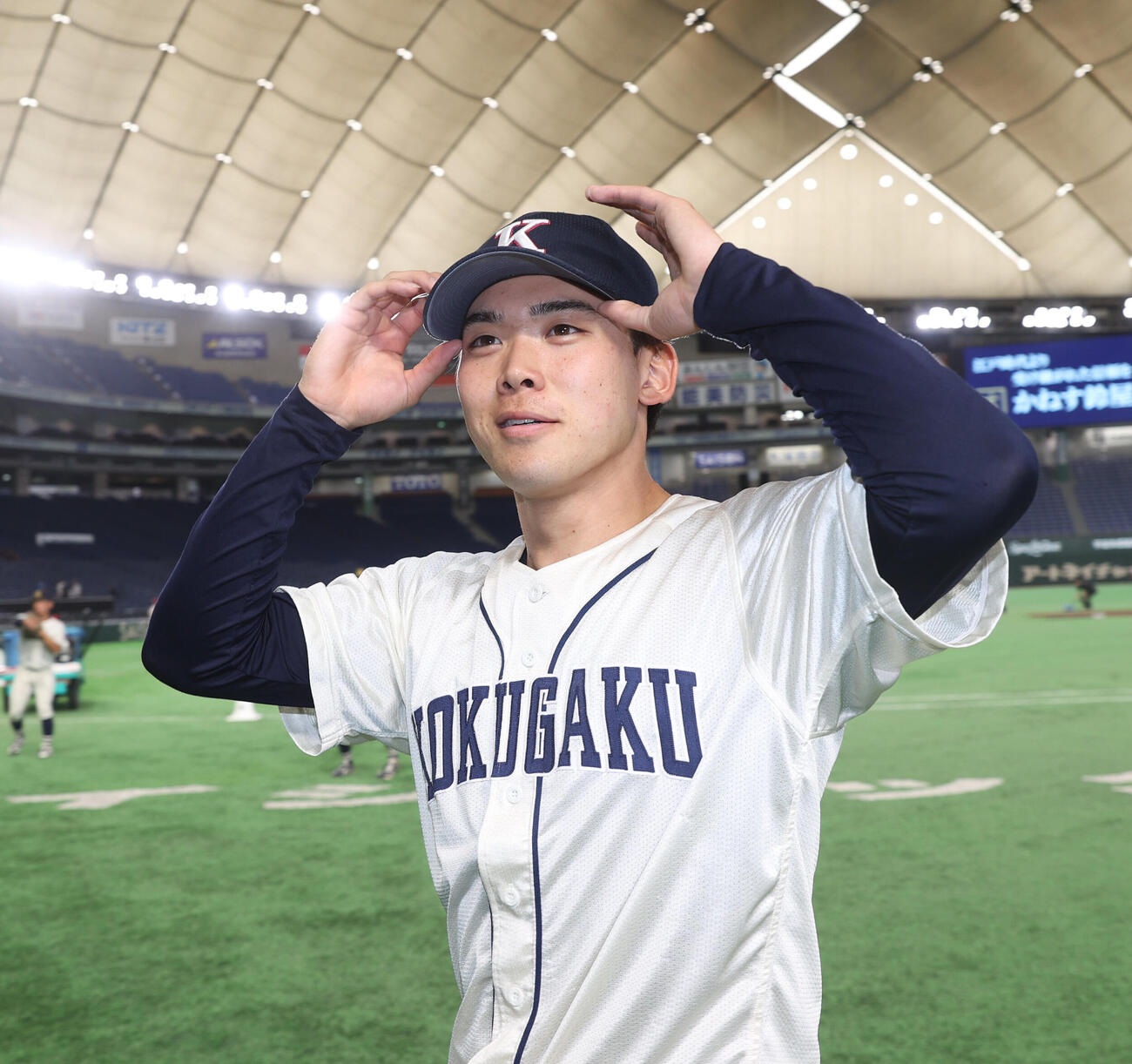 国学院大対横浜商大　勝利投手の国学院大・藤本士生（撮影・柴田隆二）