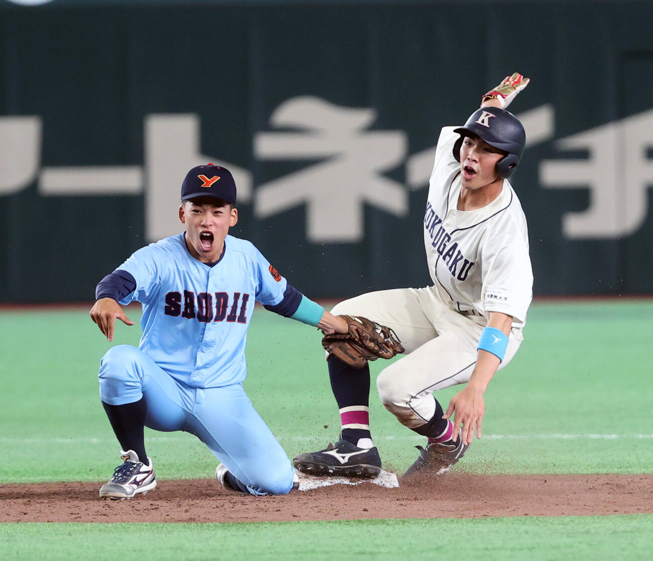国学院大対横浜商大　4回表国学院大2死一塁、一塁走者佐藤大空（右）は盗塁を決める。横浜商大・多羅尾光祇二塁手（撮影・柴田隆二）（＝2026年6月10日）　