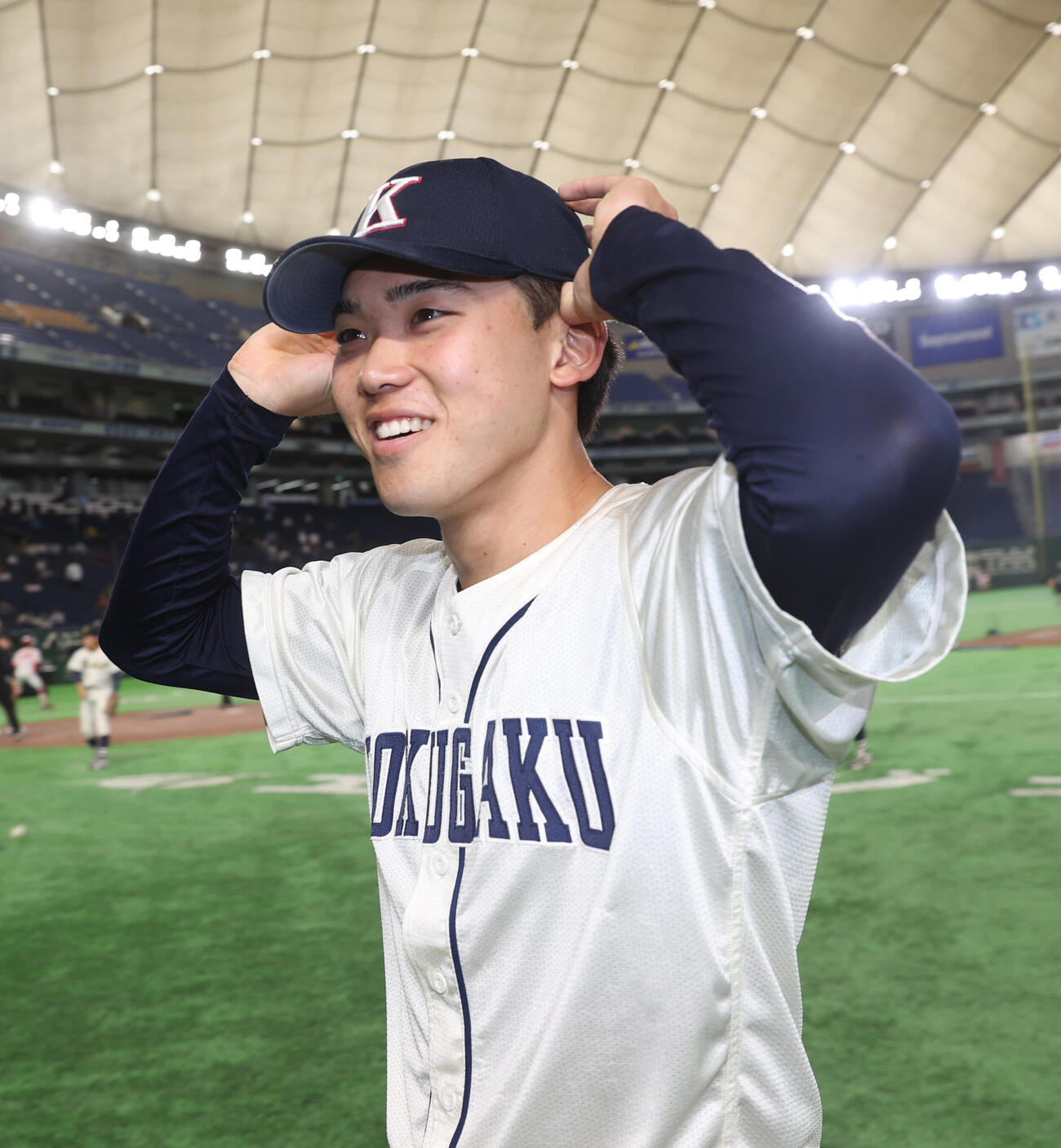 国学院大対横浜商大　勝利投手の国学院大・藤本士生は笑顔を見せる（撮影・柴田隆二）（＝2026年6月10日）　