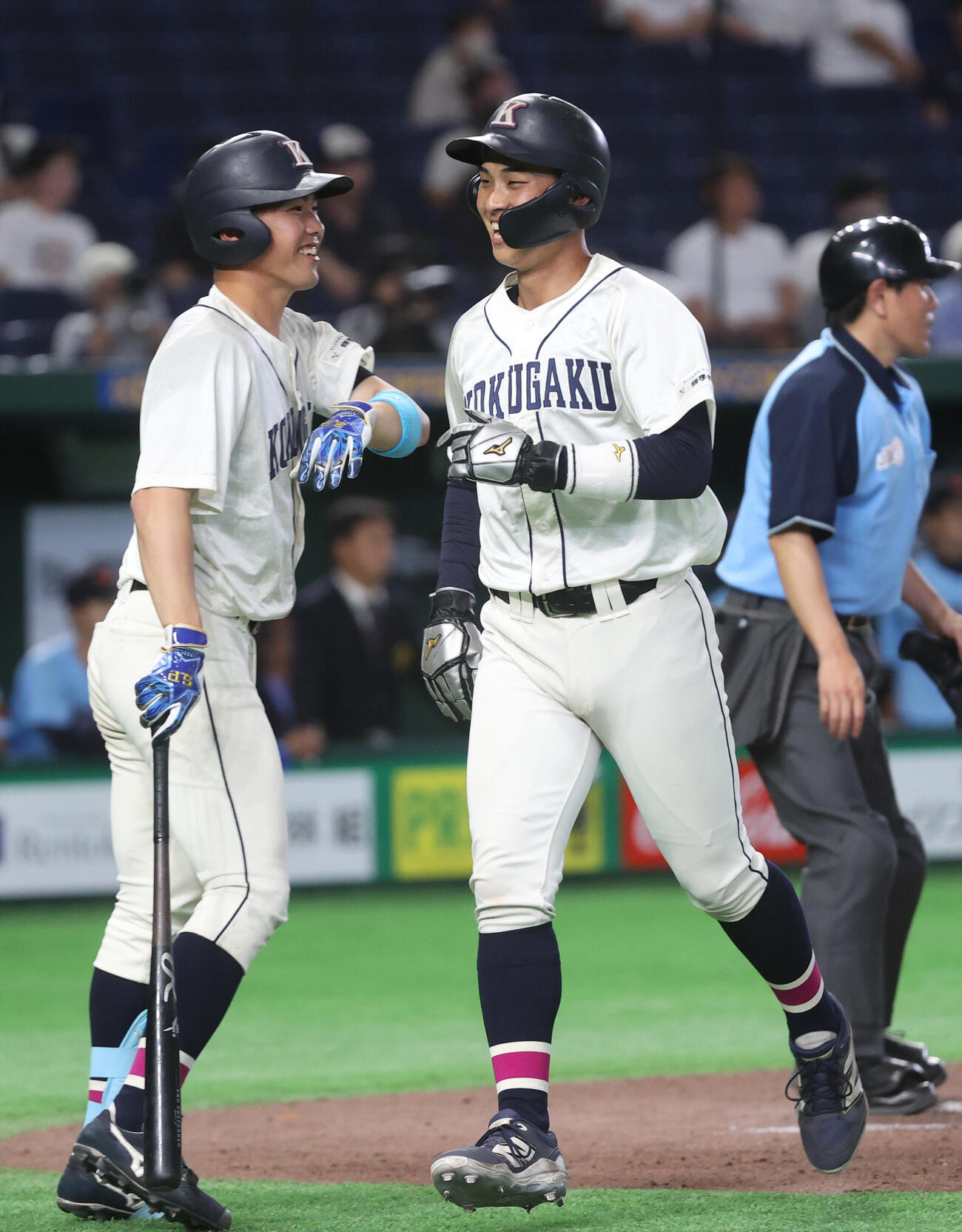 国学院大対横浜商大　5回表国学院大1死一、三塁、花田悠月の適時打で三塁走者石野蓮授（右）が生還しナインとハイタッチする（撮影・柴田隆二）（＝2026年6月10日）　