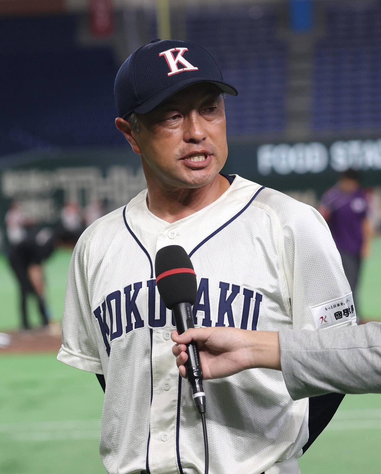 国学院大対横浜商大　勝利しインタビューに答える国学院大・鳥山泰孝監督（撮影・柴田隆二）（＝2026年6月10日）　