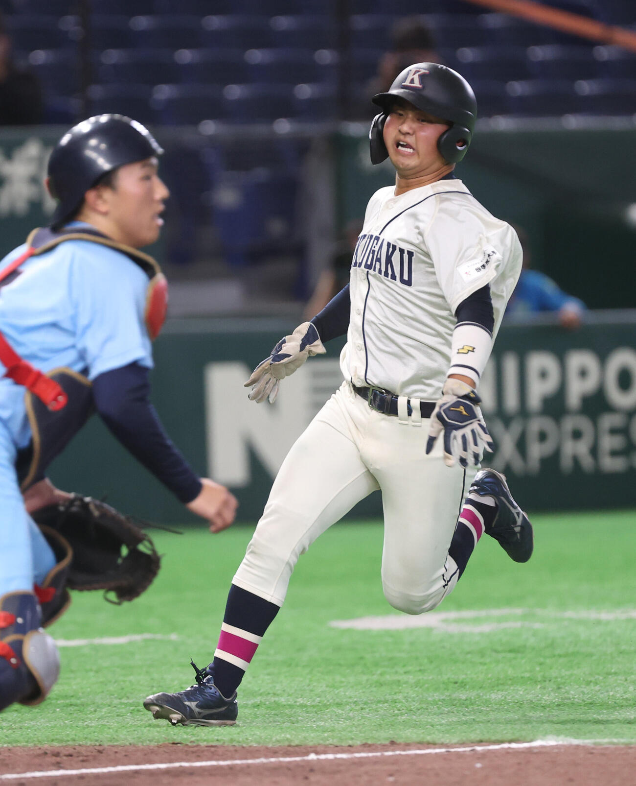 国学院大対横浜商大　5回表国学院大1死一塁、石野蓮授の適時二塁打で一塁走者田井志門が生還する（撮影・柴田隆二）（＝2026年6月10日）　