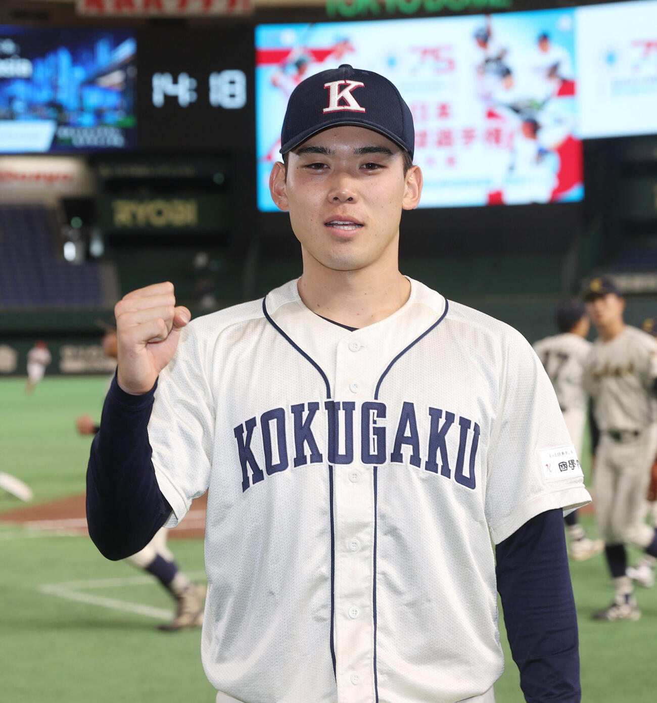 国学院大対横浜商大　勝利投手の国学院大・藤本士生はガッツポーズする（撮影・柴田隆二）