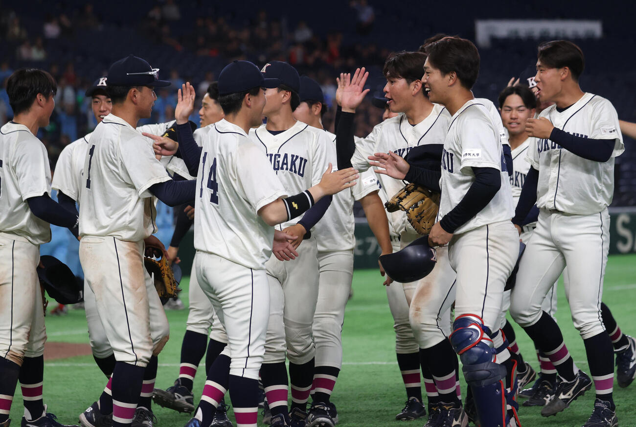 国学院大対横浜商大　勝利した国学院大ナインは喜び合う（撮影・柴田隆二）