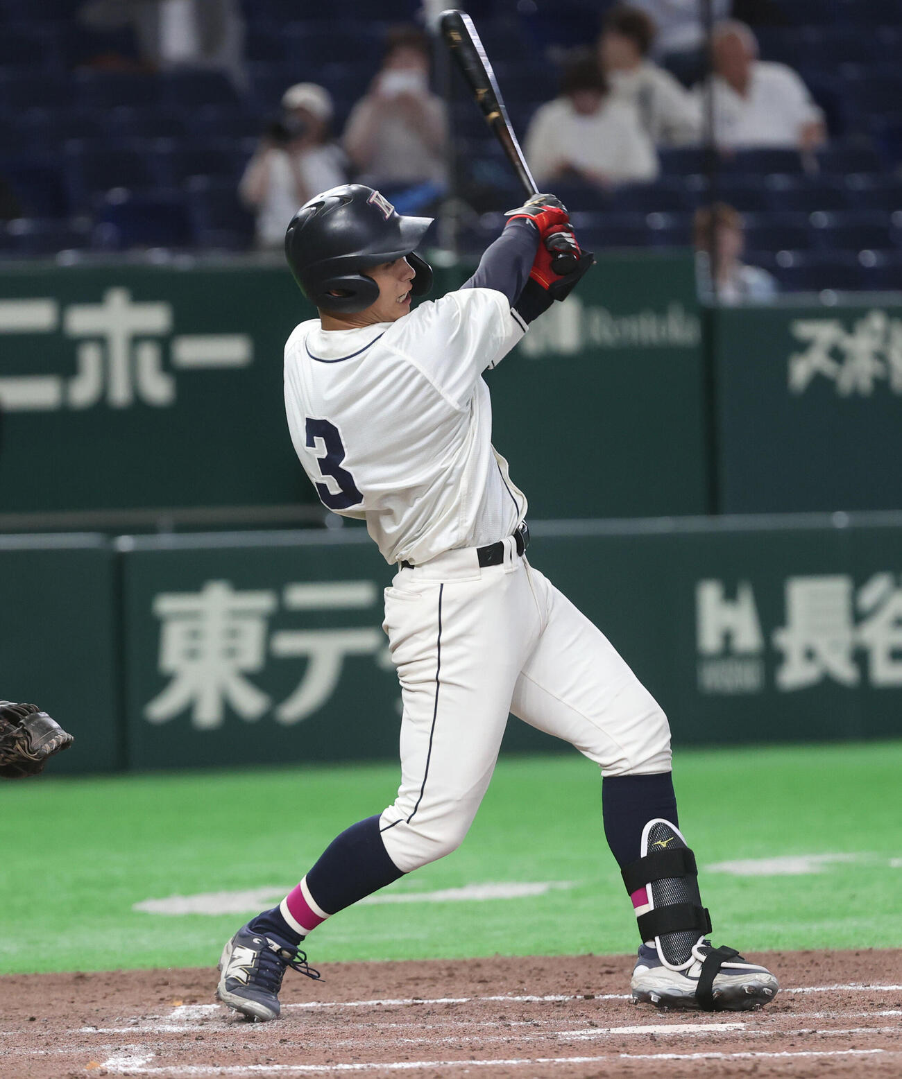 国学院大対横浜商大　5回表国学院大1死一塁、石野蓮授は適時二塁打を放つ（撮影・柴田隆二）