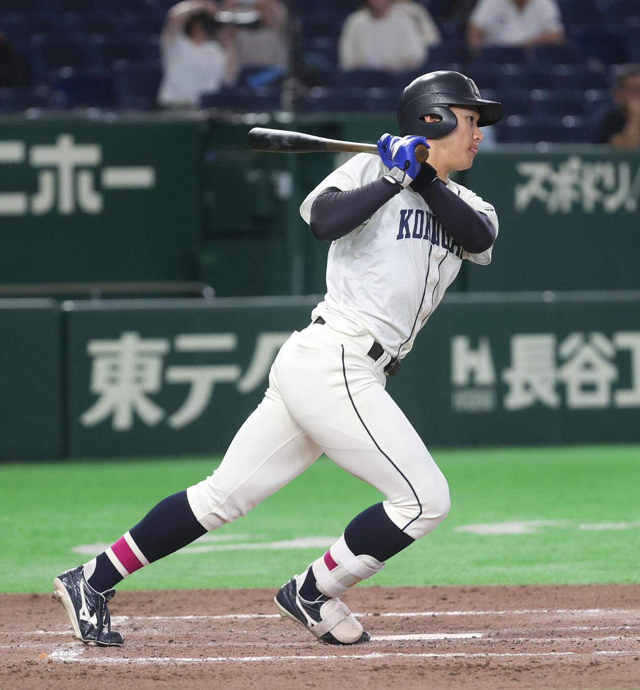 国学院大対横浜商大　5回表国学院大1死二塁、大谷汰一は内野安打を放つ（撮影・柴田隆二）