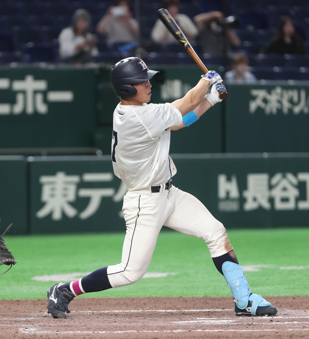 国学院大対横浜商大　7回表国学院大1死一、三塁、佐藤大空は適時三塁打を放つ（撮影・柴田隆二）